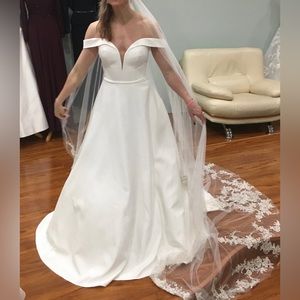 New - never worn Essence of Australia D2761, Ivory ball gown wedding dress.